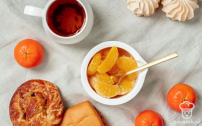 Горячее варенье разлейте по стерилизованым банкам, плотно закройте крышками и храните в прохладном темном месте.