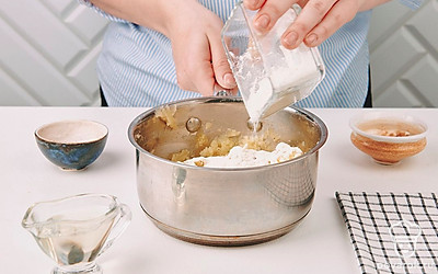 Посолите и поперчите по вкусу. Перемешайте. Замешивая картофельное тесто, постепенно всыпайте муку, смешивайте до однородности.