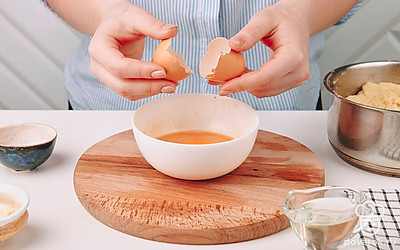 Приготовьте кляр: в глубокую миску разбейте яйцо и взбейте вилкой. Приготовьте панировку: в другую глубокую миску высыпьте панировочные сухари.