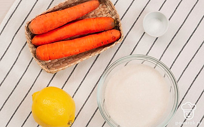 Промойте морковь и лимон, очистите морковь от кожуры. Заранее простерилизуйте банки для консервации варенья и подготовьте крышки. Приготовьте мясорубку. Треть лимона нарежьте тонкими кружочками.