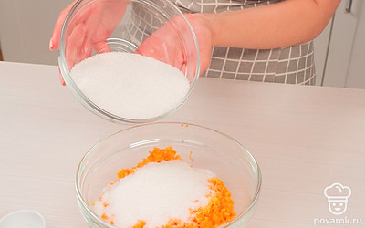 Измельчите ингредиенты для варенья. Лимон порежьте на кружочки. Морковь порежьте на средние кусочки. Измельчите мясорубкой лимоны и морковь. Всыпьте сахар в получившееся пюре и перемешайте.