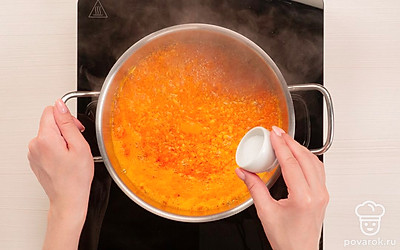 Сварите варенье. Переложите смесь в кастрюлю для варки варенья. Поставьте кастрюлю на средний огонь, доведите до кипения. Сделайте огонь минимальным и варите 40 минут, периодически помешивая. Перед выключением добавьте ванилин. Готовое варенье разложите в банки и закатайте крышки.