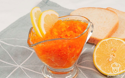 Подавайте морковное варенье в прозрачных розетках, украсив кружками лимона.