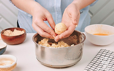 Приготовьте шарики: зачерпывайте рукой или ложкой 2 ст. л ложек картофельного пюре и формируйте в форме шарика. Затем окунайте шарик в яйцо.