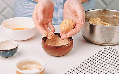 Затем обваливайте шарик в сухарях.