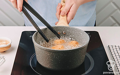 Разогрейте сотейник или глубокую сковороду с достаточным количеством подсолнечного масла. Когда масло разогреется, опустите в него шарики на 10 секунд, пока шарики не покроются золотистой корочкой.