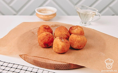 Готовые шарики выкладывайте шумовкой на бумажное полотенце, чтобы избавиться от лишнего масла.