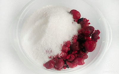 Выжмите сок из лимона. Поместите ягоды в посуду для варки и засыпьте их сахаром, но не до самого верха (нужно оставить место для выделения сока). Добавьте лимонный сок.