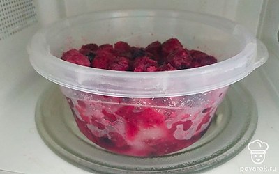 Поставьте ягоды в микроволновку на высокую мощность. Время первого цикла варки 7-10 минут. По окончании приготовления перемешайте ягоды и продолжите варку на этой же мощности еще 1-2 раза по 10 минут.