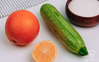 Помойте овощи и фрукты.