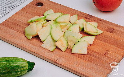 Нарежьте кабачок тонкими дольками.