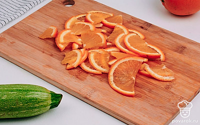 Тонко нарежьте апельсин.