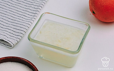 Выдавите сок из лимона.