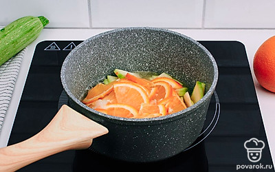 В кастрюлю положите кабачок, посыпьте небольшим количеством сахара. Тушите, пока кабачки не дадут сок и весь сахар не растворится. Добавьте апельсины и лимонный сок.