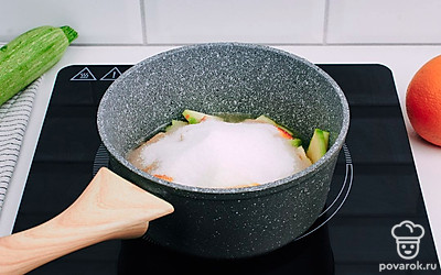 Всыпьте весь сахар и варите на медленном огне.