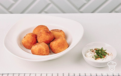 Картофельные шарики здорово приготовить с начинкой внутри: это может быть ветчина, оливки, маслины или кусочки вашего любимого сыра.