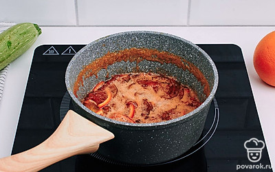 Варите до однородности. В горячем виде разлейте варенье по банкам. Закатайте.