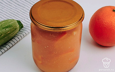 Испеките оладьи или блинчики и подавайте их с вареньем или приготовьте с ним сладкие слойки.