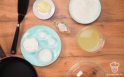 Подготовьте продукты. Заранее достаньте молочную сыворотку из холодильника, чтобы к моменту готовки она была комнатной температуры.