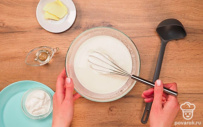 Приготовьте тесто для блинчиков. Просейте муку. Всыпьте ее в сыворотку комнатной температуры и перемешайте. Затем добавьте соль, сахар, разрыхлитель и растительное масло. Перемешайте и оставьте на 60 минут.