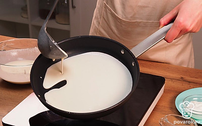 Разогрейте сковороду с растительным маслом. Влейте туда тесто, распределив его так, чтобы блинчик стал круглым. Выпекайте блины по минуте с каждой стороны.