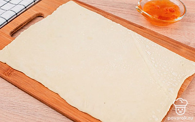 Стол припылите мукой. Выложите тесто и раскатайте его до толщины 3-4 мм.