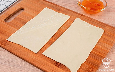 Разрежьте тесто пополам, а затем каждую половину еще раз пополам. У вас должны получиться четыре прямоугольника.