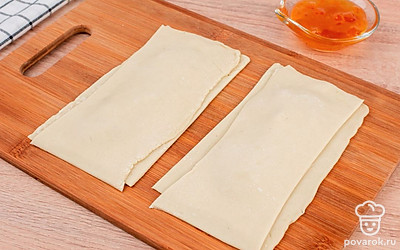 Накройте заготовки оставшимися двумя прямоугольниками из теста.