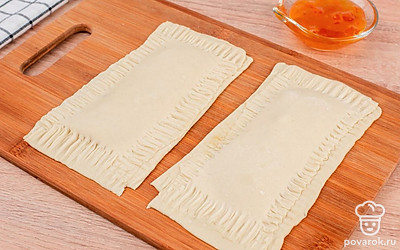 Края каждой слойки придавите вилкой по всему периметру. Подравняйте слойки, отрезав излишки теста. Оставьте слойки на 20 минут при комнатной температуре, чтобы они поднялись.