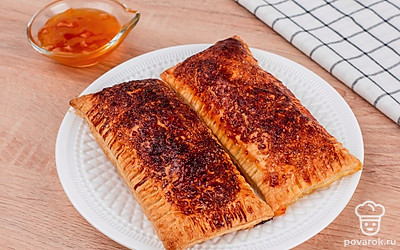 Слойки с джемом и карамельнкой корочкой готовы.