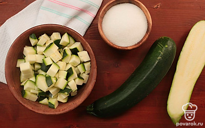 Очистите цукини и нарежьте средними кубиками.