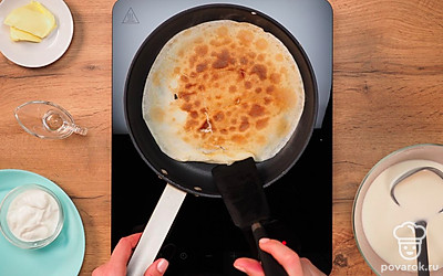 Когда все блинчики будут готовы, подайте их на стол выложенной стопочкой. По желанию каждый блин можно смазать сливочным маслом. Приятного аппетита!