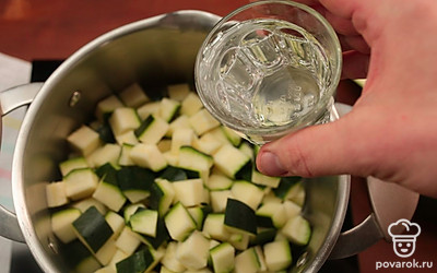 Выложите цукини в кастрюлю и залейте водой.