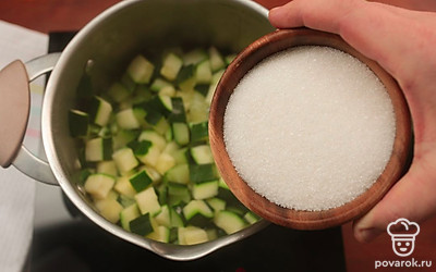 Добавьте сахар, хорошо перемешайте и томите на медленном огне 30 минут.