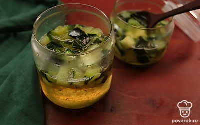 Разложите варенье по баночкам.