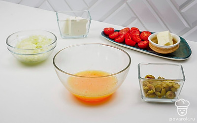 Помойте помидоры и очистите лук. Яйца разбейте в глубокую миску, посолите,