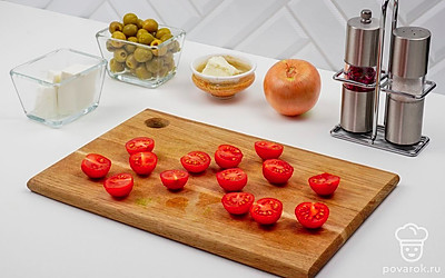 Порежьте помидоры черри пополам.