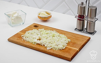 Половину луковицы порежьте мелким кубиком.