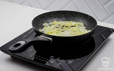 Нагрейте сковороду и растопите сливочное масло. Обжарьте на среднем огне