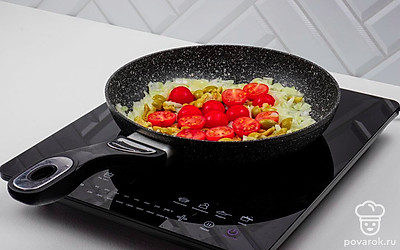 Добавьте в сковороду помидоры черри и оливки. Немного посолите и