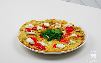 Когда верхушка омлета схватится, и он немного увеличится в объеме,