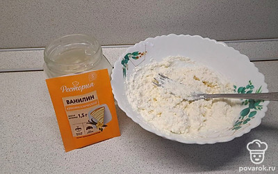 К творогу положите столовую ложку кокосового урбеча и щепотку ванилина. Перемешайте до однородности. 