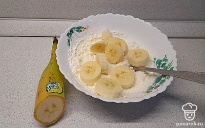 Треть банана оставьте для украшения. Остальную часть банана добавьте в творожную массу. Разомните вилкой до однородной массы. Для смешивания ингредиентов можете использовать блендер.