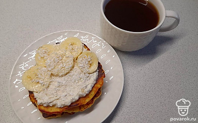 Оставшийся банан нарежьте кружочками и украсьте блюдо. Перед подачей посыпьте десерт кокосовой стружкой.