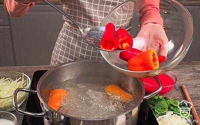 Подготовьте перец. Перец очистите от семян и перегородок. Пробланшируйте перец в кипятке 3 минуты. Выньте, дайте остыть.