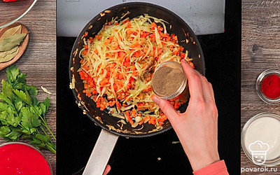 Подготовьте овощи. В глубокой сковороде на растительном масле обжарьте лук до полуготовности, высыпьте морковь. Перемешайте, обжарьте до мягкого состояния. Добавьте капусту, посолите и потушите 10-15 минут, накрыв сковороду крышкой. Приправьте перцем по вкусу.