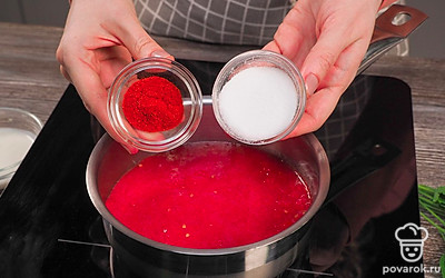 Приготовьте заливку. Выложите помидоры в сотейник и доведите до кипения. Добавьте соль, паприку, лавровый лист, варите 15 минут. Мелко порежьте петрушку, добавьте в сотейник, прокипятите 5-7 минут.