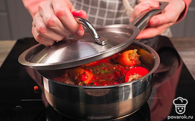 Нафаршируйте перцы и потушите их. Начините перцы начинкой, плотно утрамбуйте. Делайте это аккуратно, чтобы не нарушить целостность перца. Уложите фаршированный перец в кастрюлю или сотейник. Добавьте заливку, поставьте на огонь, закипятите, накройте крышкой, тушите 15 минут на медленном огне.