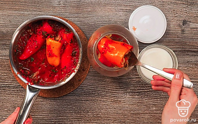 Закройте перец. Кипящий перец в подливе разложите по банкам и закатайте крышками. Переверните банки и дайте консервации остыть.