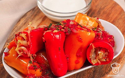 Фаршированный перец с овощами подают горячим со сметаной. Оставшийся после консервации продукт нужно хранить в закрытых банках в холодильнике.